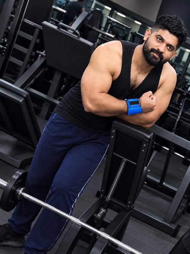 Cuts & Curves team member